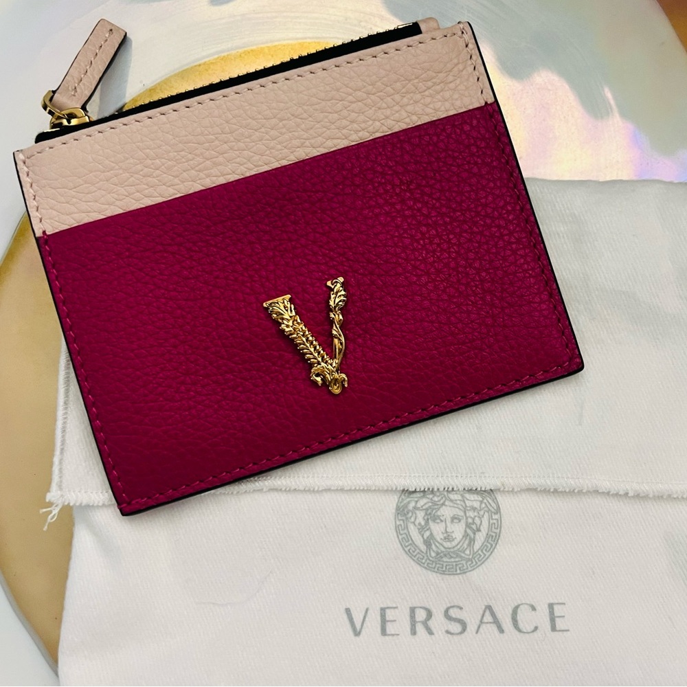 ⭐️Gorgeous Authentic Versace Virtus Logo grained leather card holder NWT